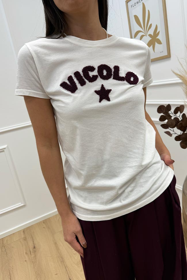 Vicolo - T shirt bianca logo teddy bordeaux