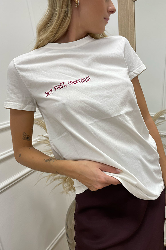 Vicolo - T shirt con scritta vinaccia "but first, cocktails"