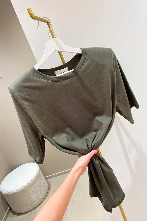 Vicolo - T shirt basic verde militare con spalline imbottite