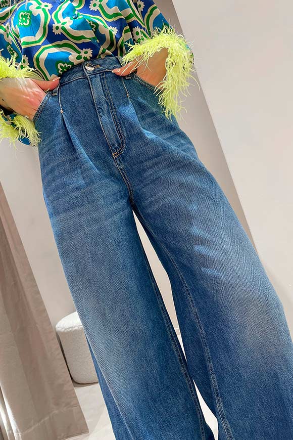 Vicolo - Wide leg mid-wash palazzo jeans with pleats