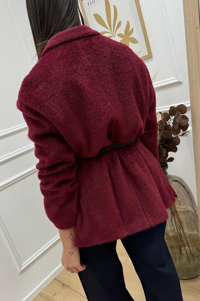 Tensione In - Giacca teddy bordeaux con cintura e spilla logo