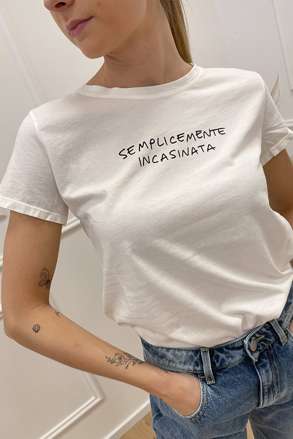 Vicolo - T shirt con scritta nera "Semplicemente incasinata"