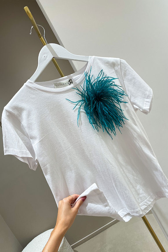 Haveone - T shirt bianca con spilla piume ottanio