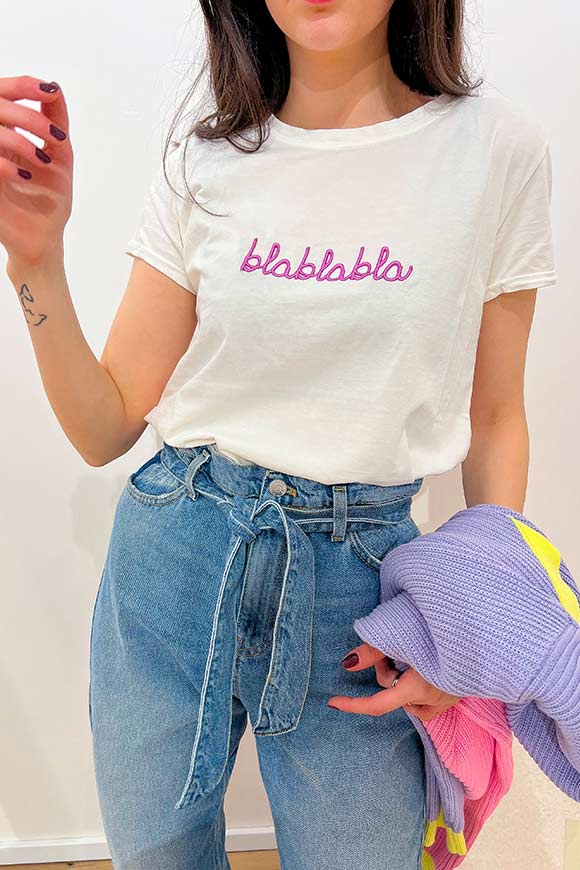 Vicolo - T shirt con ricamo "blablabla" viola