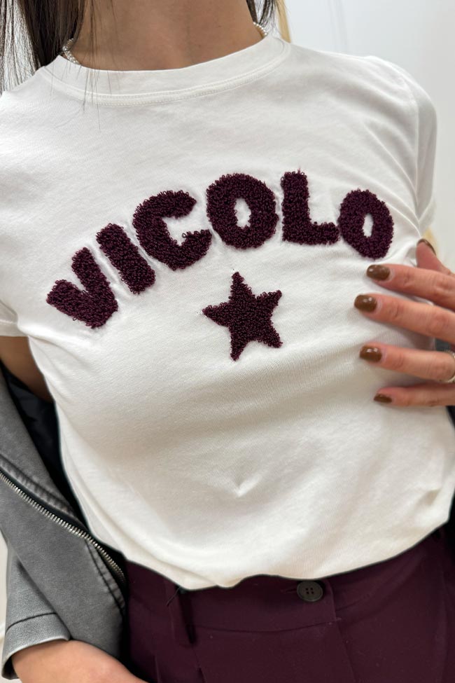 Vicolo - T shirt bianca logo teddy bordeaux