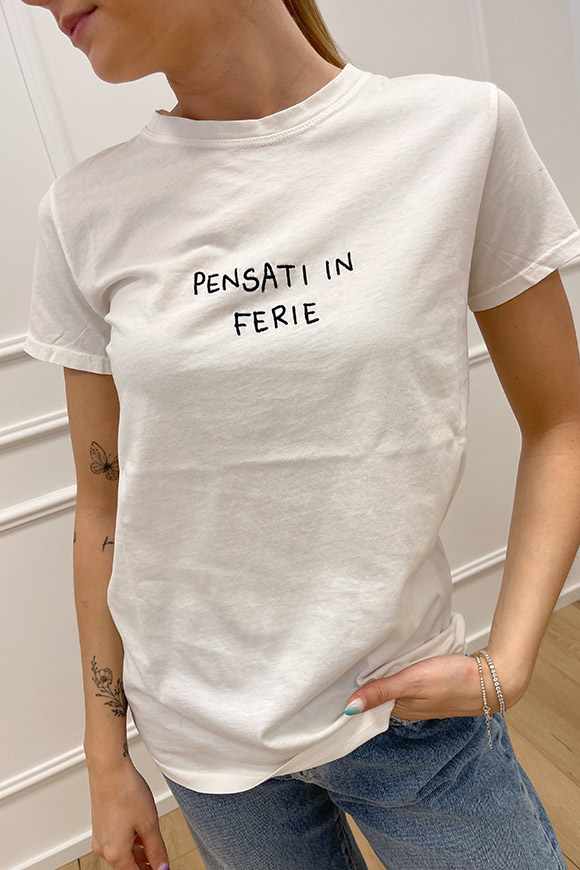 Vicolo - T shirt con scritta nera "Pensati in ferie"