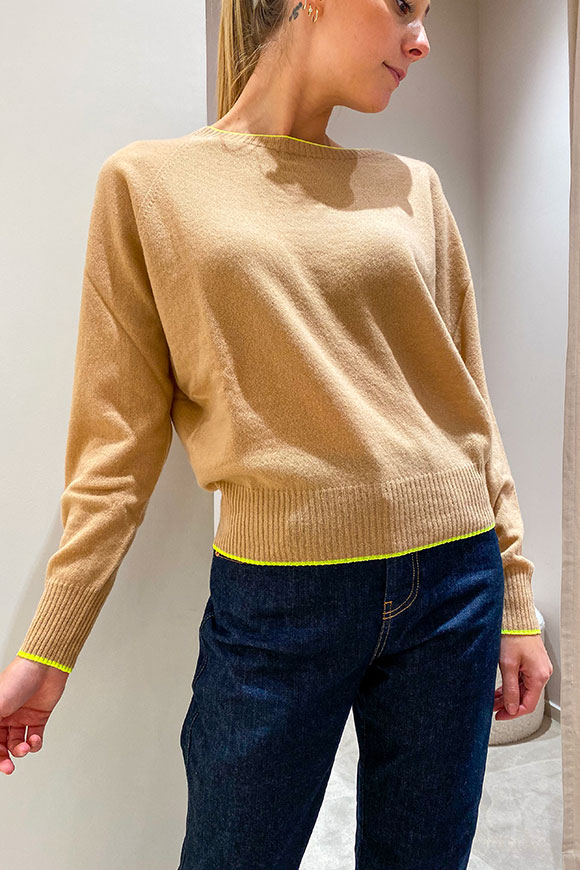 Vicolo - Camel crewneck sweater with yellow fluo details in cashmere