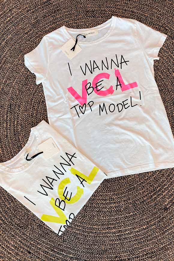 Vicolo - T shirt bianca stampa "I wanna be" logo fucsia neon