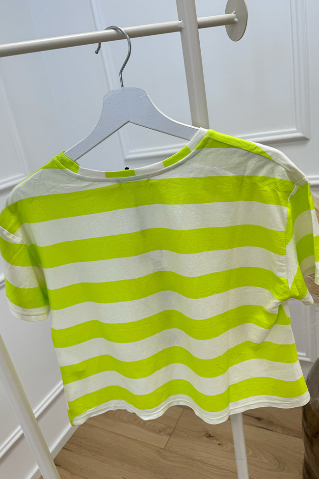 Vicolo - T shirt rigata bianca e lime stampa teddy