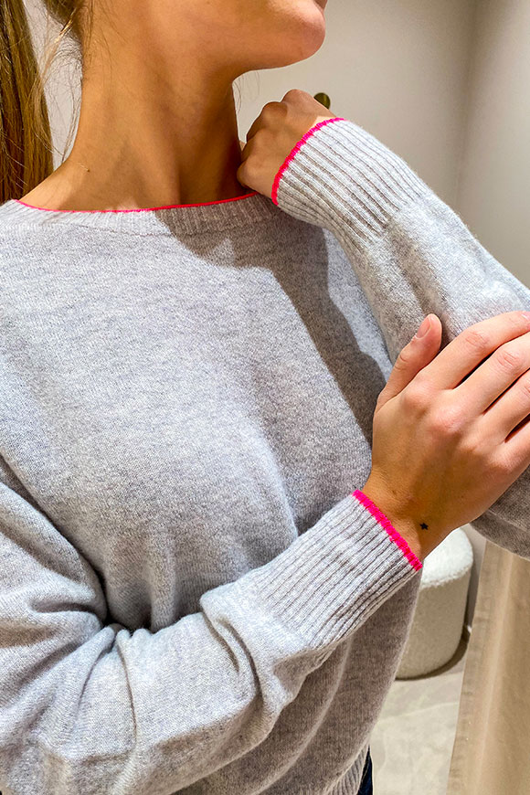 Vicolo - Maglia grigio girocollo con dettagli fluo fucsia in cashmere