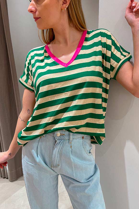 Tensione In - T shirt rigata verde prato scollo a V fucsia