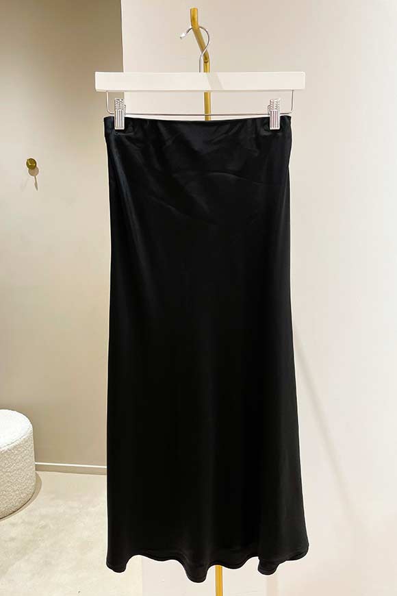 Vicolo - Black longuette skirt in satin flared at the bottom