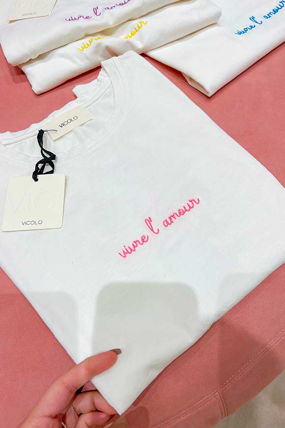 Vicolo - T shirt Bianca ricamo fucsia neon "Vivre l'amour"