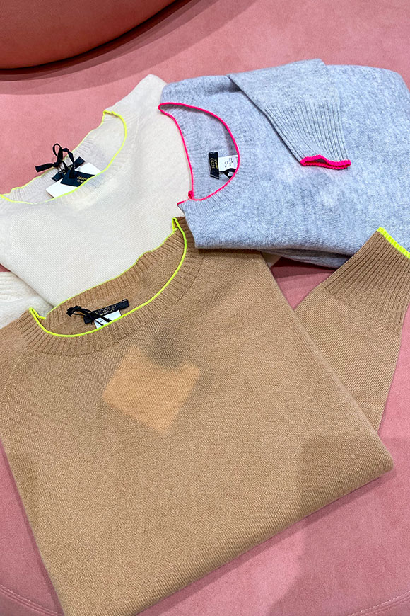 Vicolo - Camel crewneck sweater with yellow fluo details in cashmere