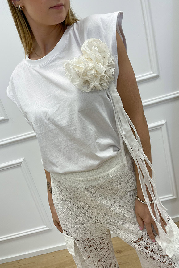 Haveone - T shirt bianca con spilla in pizzo avorio