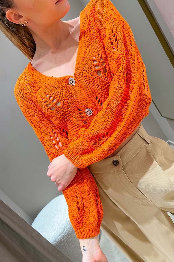 Tensione In - Cardigan arancio traforato con bottoni gioiello