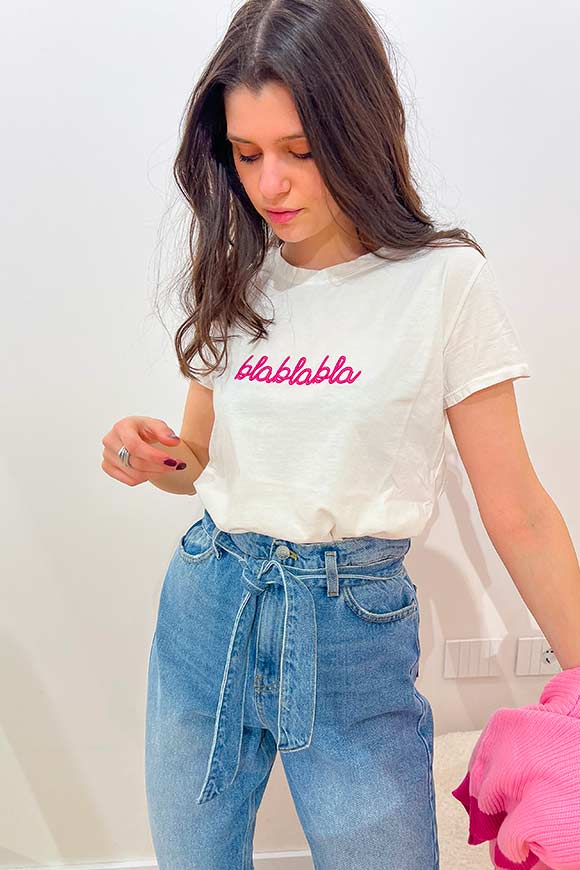 Vicolo - T shirt con ricamo "blablabla" fucsia