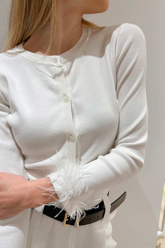 Vicolo - White cardigan with buttons and feathers on the sleeve