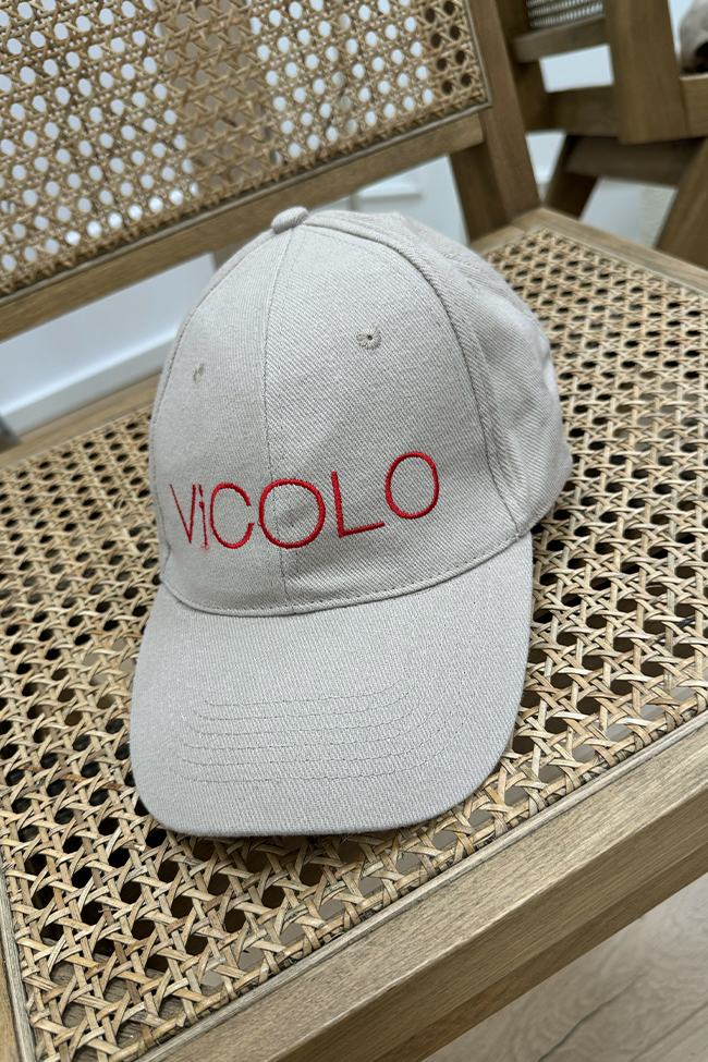 Vicolo - Cappello beige con ricamo logo rosso