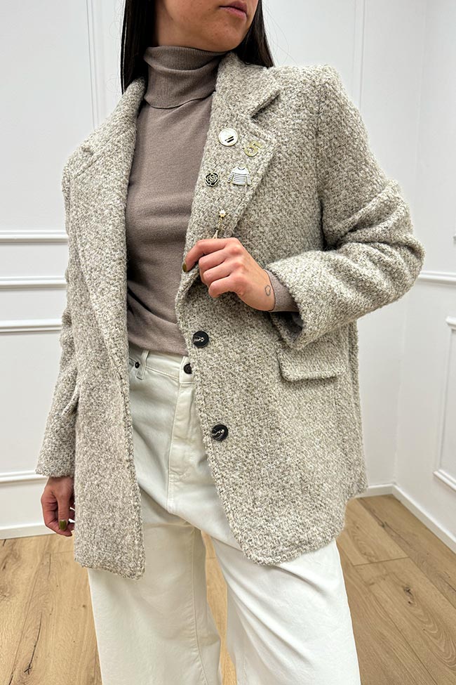 Tensione In - Giacca cappotto bouclé beige con spille