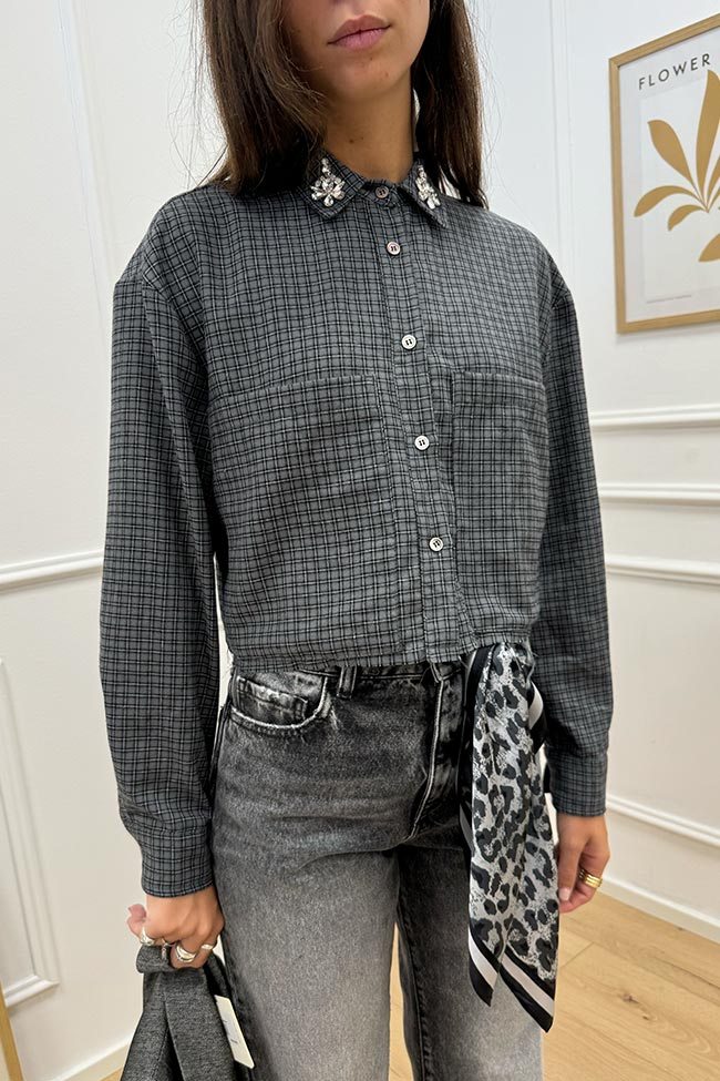 Vicolo - Camicia crop grigia con strass sul colletto