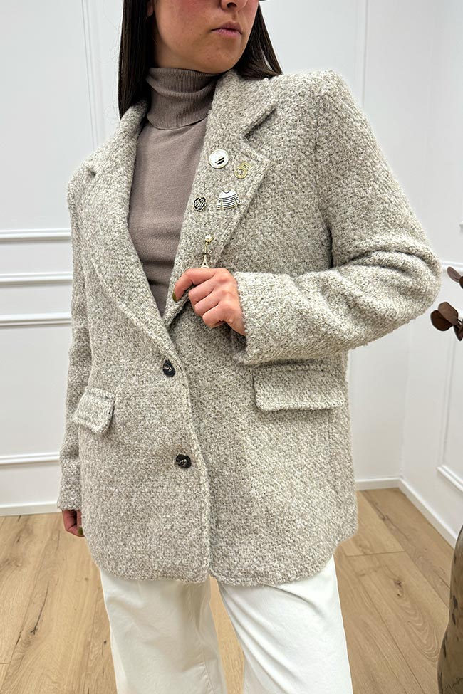 Tensione In - Giacca cappotto bouclé beige con spille