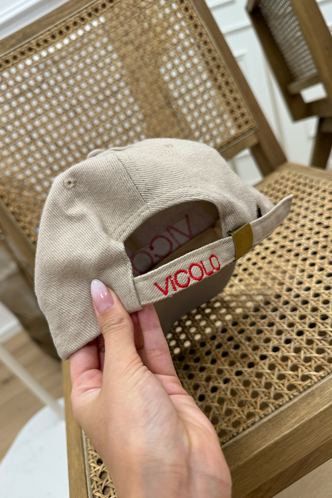 Vicolo - Cappello beige con ricamo logo rosso